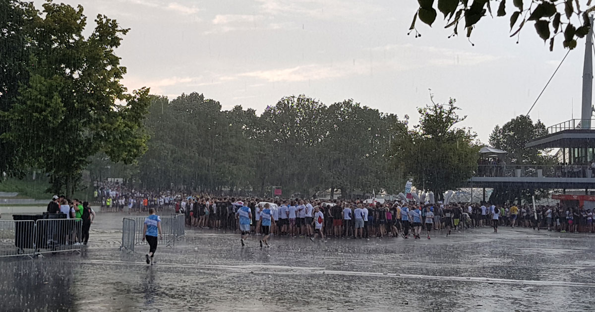B2Run 2018 Regen vor dem Start