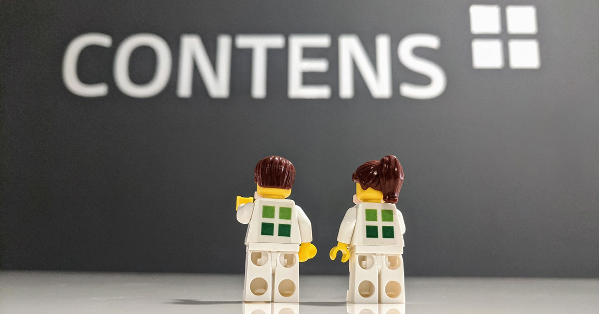 CONTENS Figuren vor Wand