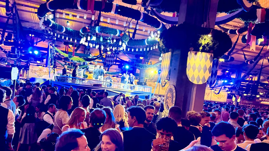 Wiesn 2026 - Abends im Zelt