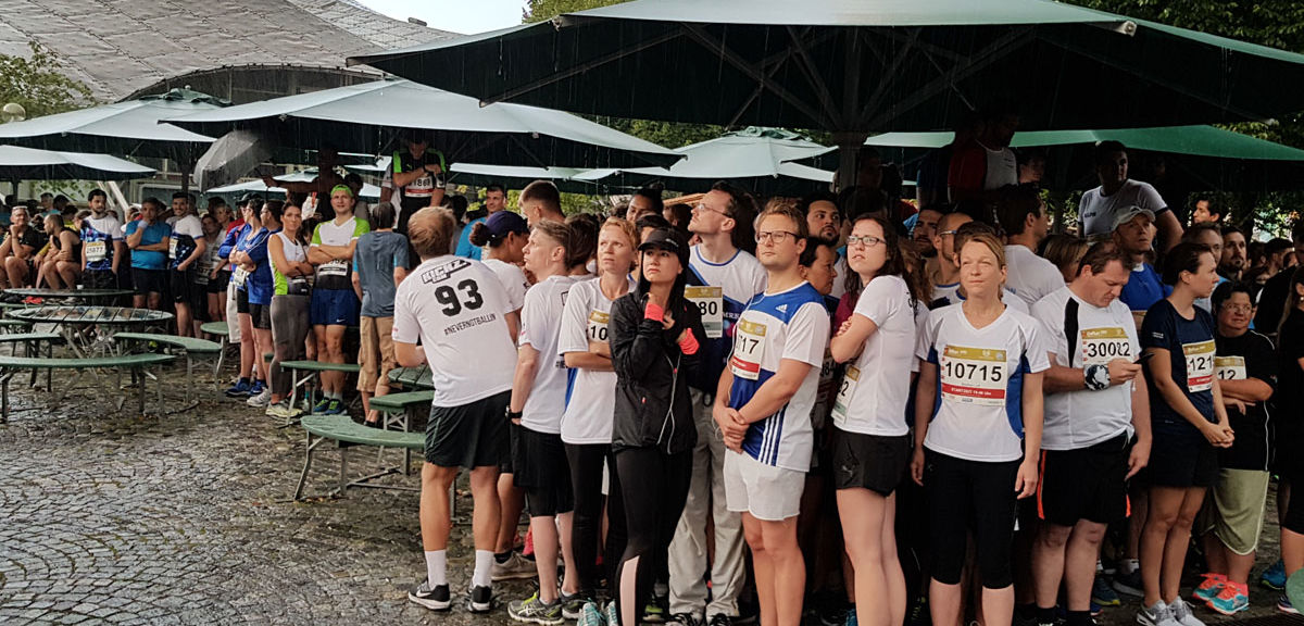 B2Run 2018 Regen vor dem Start